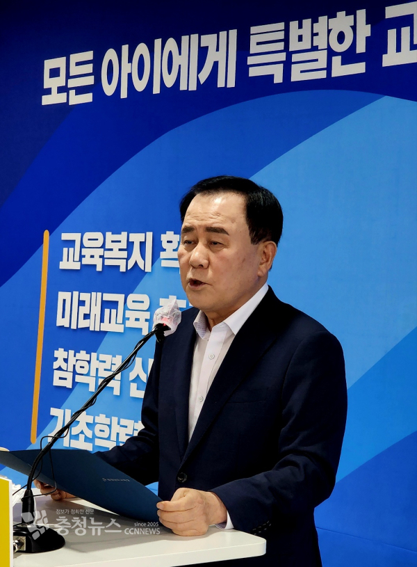 김지철 충남교육감이 14일 '혁신미래교육' 구상에 대해 브리핑하고 있다/이성엽 기자