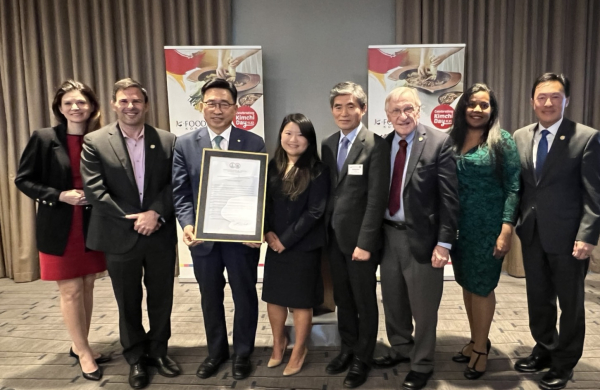 버지니아주 ‘김치의 날’ 제정 기념행사 * 한국농수산식품유통공사 김춘진 사장(좌측 3번째), 아린 신 버지니아주 하원의원(좌측 4번째),마크 킴 버지니아주 하원의원(우측 1번째), 권세중 워싱턴D.C 총영사(우측 4번째)