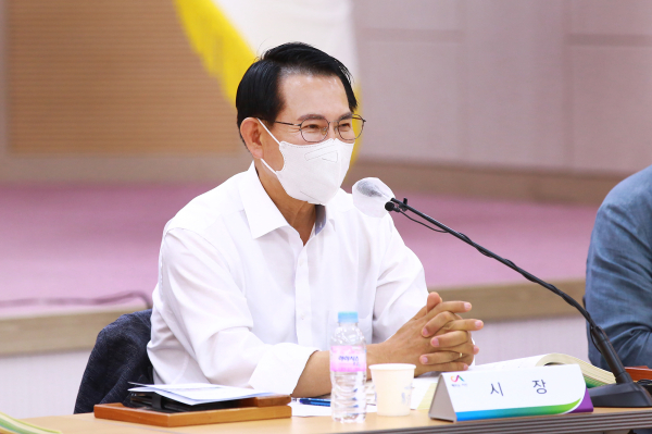 이완섭 서산시장이 15일 서산시청 대회의실에서 열린 ‘2022 상반기 실적 및 하반기 주요업무계획 보고회’를 주재하는 모습