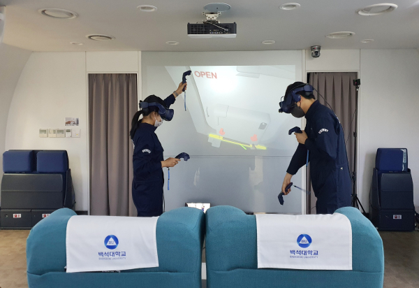 백석대학교 관광학부 항공서비스전공 학생들이 개발 중인 항공가상체험훈련을 체험해보고 있다.