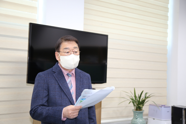 박성효 전 대전시장은 9일 대전시의회를 찾아 "허태정 대전시장은 한밭운동장 철거를 즉각 중단하라"고 촉구했다.