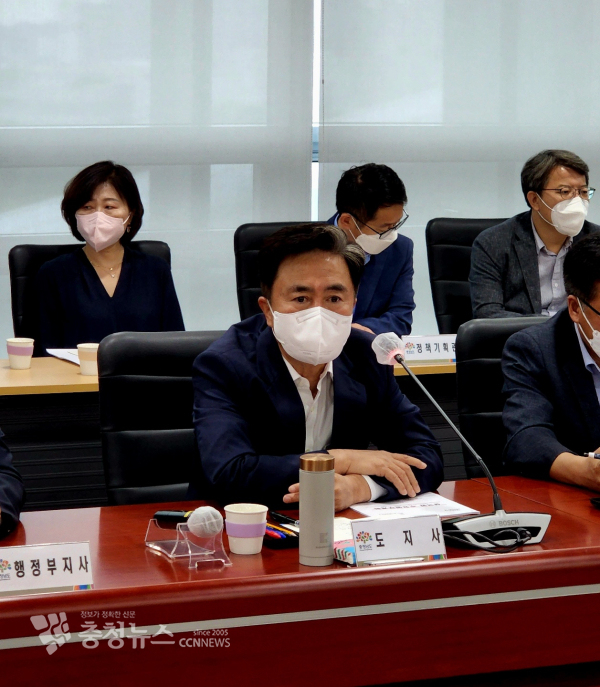 김태흠 충남도지사가 18일 제3차 실국원장회의를 주재하고 있다/이성엽 기자