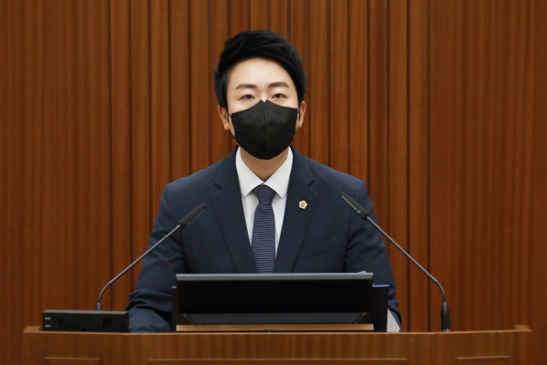 임채성 행정복지위원장이 본회의 부의 안건에 대해 설명하고 있다.