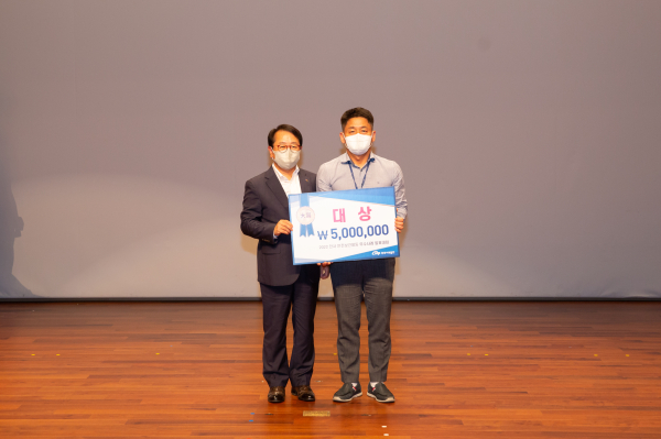 태안발전본부 제1발전처가 대상 수상/ 사진은 김신일 제1발전처 터빈부 차장(오른쪽)과 박형덕 서부발전 사장