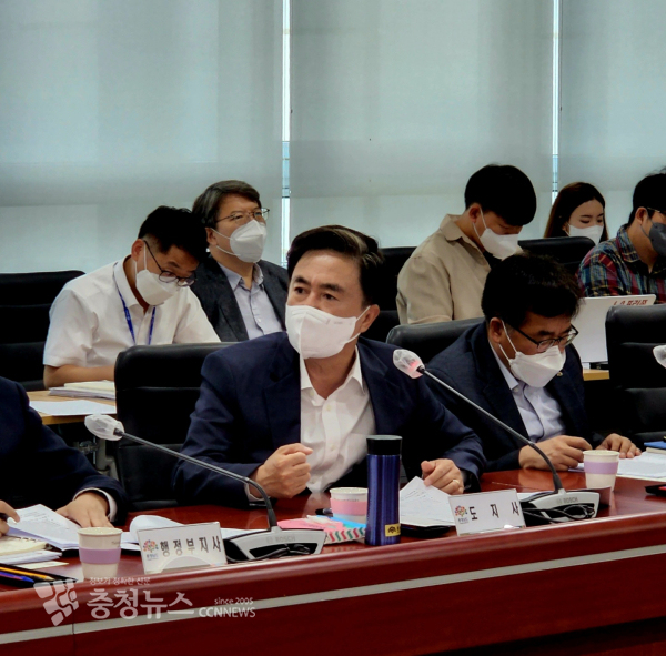 김태흠 충남지사가 25일 도 실국원장회의를 주재하고 있다/이성엽 기자