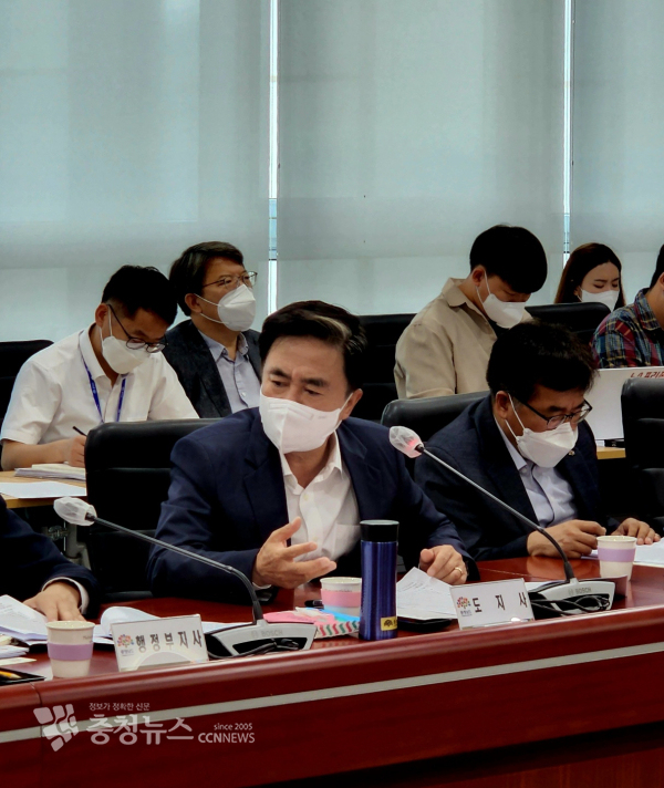 김태흠 충남지사가 25일 도 실국원장회의를 주재하고 있다/이성엽 기자