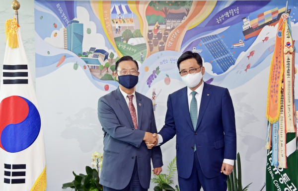 한국농수산식품유통공사 김춘진 사장(우측), 최석호 캘리포니아주 하원의원(좌측)