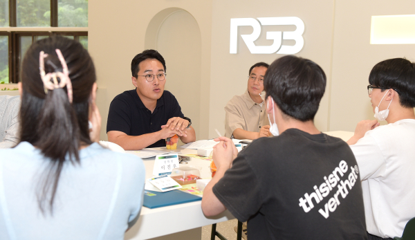 에이치알그룹㈜ 신호룡 대표이사가 장학생 간담회에서 후배 창업자들에게 조언을 건네고 있다.