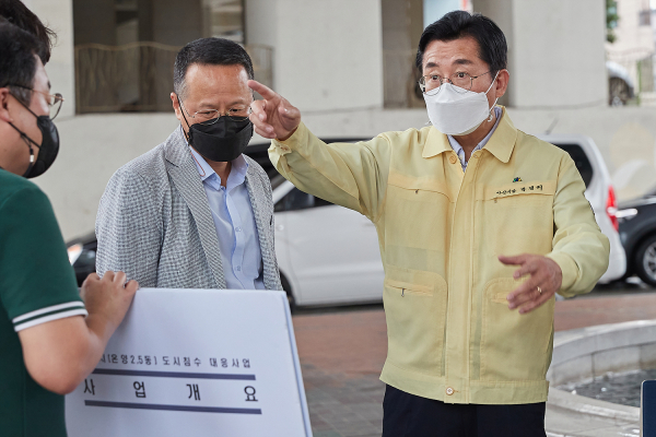 박경귀 시장 온양원도심 도시침수 대응 사업 현장 방문 장면