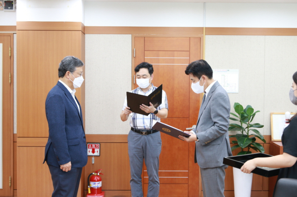 한밭대학교 최병욱 총장(오른쪽)이 김명수 전 대전시 정무부시장(왼쪽)에게 LINC 3.0 자체평가위원회 위원장 위촉장을 수여하고 있다.