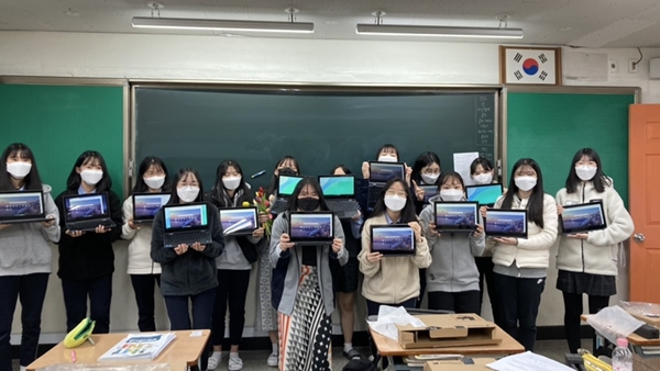 개인용 웨일북을 전달받은 대전이문고 학생들의 모습