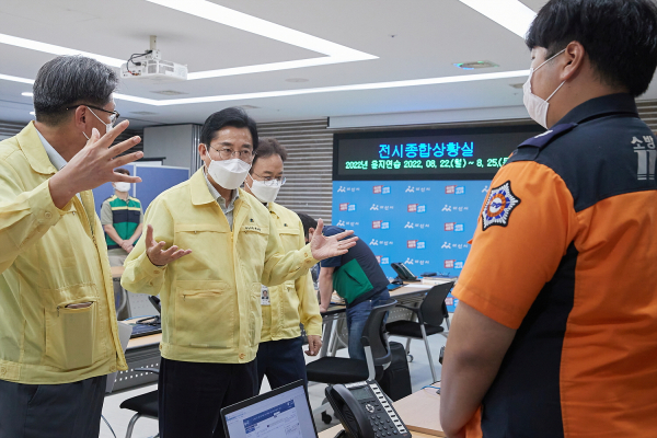 박경귀 아산시장-아산시의회, 을지연습 근무자 격려