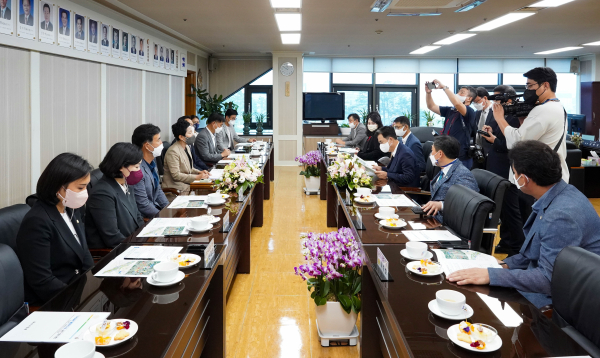 김태흠 지사 방문 간담회 진행 장면/아산시의회 제공