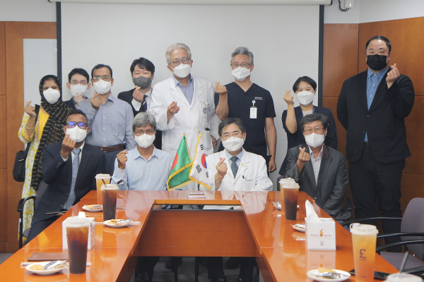 김하용 대전을지대학교병원장(앞줄 오른쪽 두 번째)과 병원 관계자 및 방글라데시 교육생 대표들이 단체사진촬영에 임하고 있다