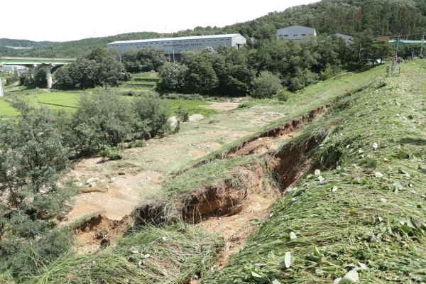 6일 폭우로 경주 왕신저수지 사면 일부가 유실되는 피해가 발생해 공사는 90명의 인력을 투입해 저수지 수위를 낮추고 자체점검을 실시하고 있다