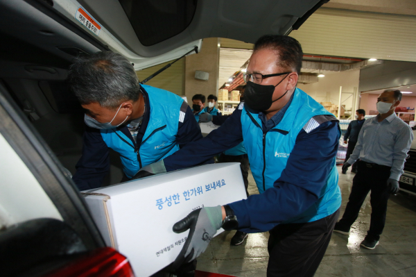 지난 5일 송악읍 하나로마트에서 선물상자 400개를 드라이브스루 형태로 전달 모습