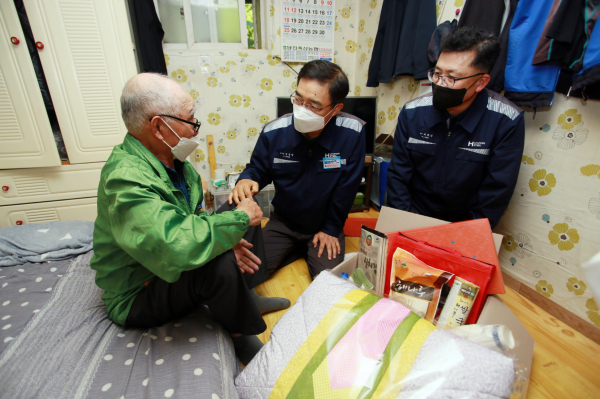 독거노인 가구를 방문해 어르신과 함께 시간을 보내는 모습