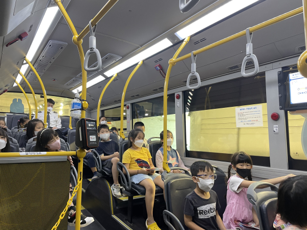 금남초등학교와 함께하는 어린이 교통안전 체험버스 진행 모습