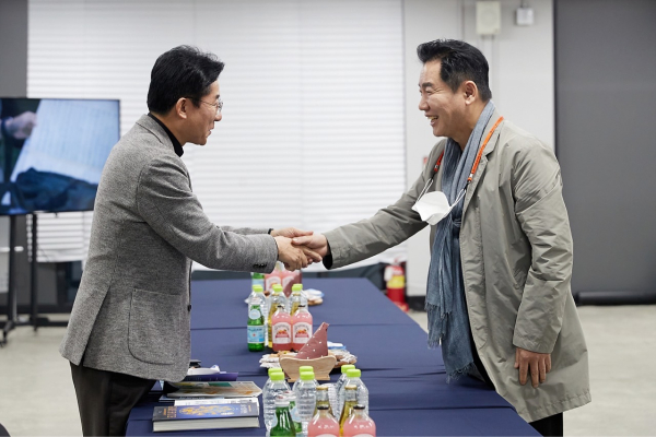 박상원 서울문화재단 이사장(오른쪽)과 인사를 나누는 박경귀 시장