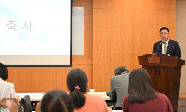 (사)한국급식외식위생학회 추계 학술대회 현장 사진 * 축사하는 한국농수산식품유통공사 김춘진 사장