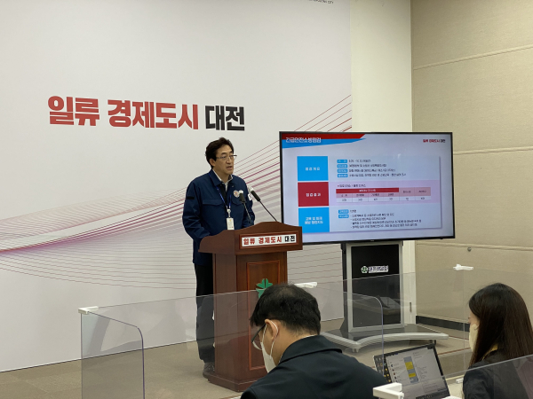 한선희 대전시 시민안전실장이 현대아웃렛 유사화재 재발 방지를 위한 종합대책을 발표하고 있다.