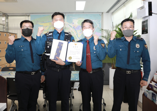 윤소식 대전경찰청장은 26일 유성경찰서 노은지구대를 방문해 중요범인을 검거한 김덕중 경위에게 포상하고 격려했다.