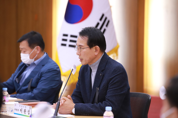 지난 31일 서산시청 중회의실에서 열린 서산시 지역치안협의회에서 이완섭 서산시장이 회의를 주재하는 모습
