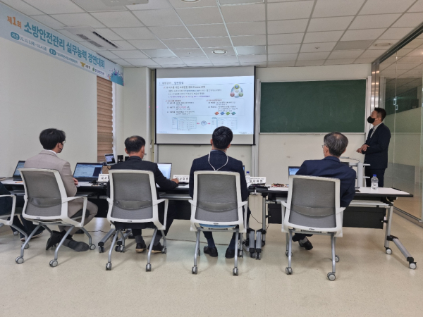 지난 3일 열린 대회에 참가한 코닝정밀소재 창조센터 소방안전관리자(사진 오른쪽)가 심사위원들 앞에서 소방 계획을 발표하는 장면