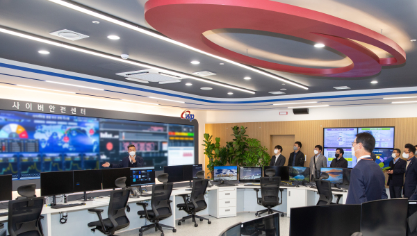 서부발전 관계자가 참석자들에게 사이버안전센터의 통합관제 기능을 설명 중인 모습