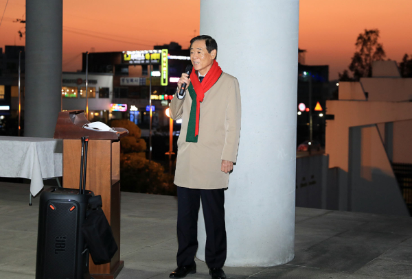 지난 24일 56주년기념관 2층 야외 테라스에서 ‘2022년 성탄트리 점등식을 주관하고 있는 이광섭 총장