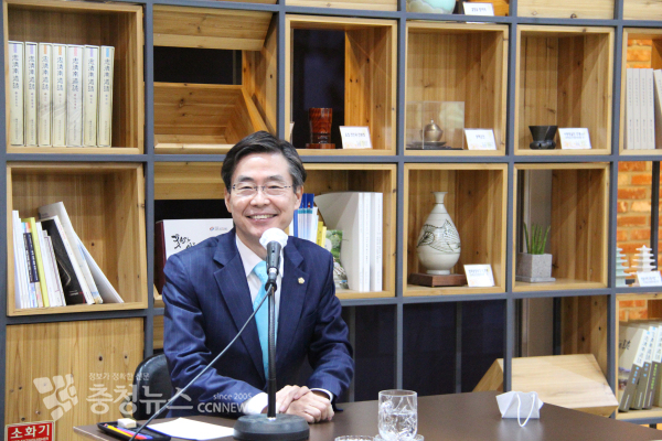 조경태 국회의원(부산 사하을)은 30일 오전 도청 브리핑룸에서 기자간담회를 가졌다/사진 권상재 기자