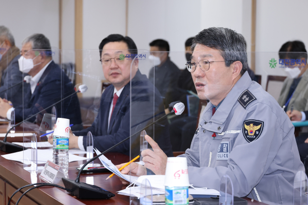 윤소식 대전경찰청장은 지난 5일 열린 재난안전대책본부 회의에서 화물연대 불법행위에 대해 엄정 대응할 방침을 밝혔다.