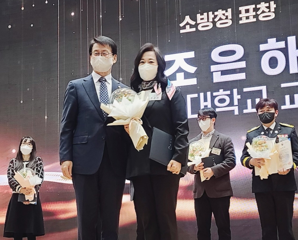 국회의원회관 대회의실에서 목원대 조은하 교수(가운데)가 국회자살예방포럼 간사인 임호선 의원으로부터 표창장을 받은 뒤 기념촬영을 하고 있다.