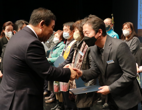 제11회 세종시 자원봉사자대회에서 자원봉사 유공기업으로 선정돼 세종특별자치시장 표창 수상. 사진 (좌)최민호세종시장, (우)김규식 대표이사