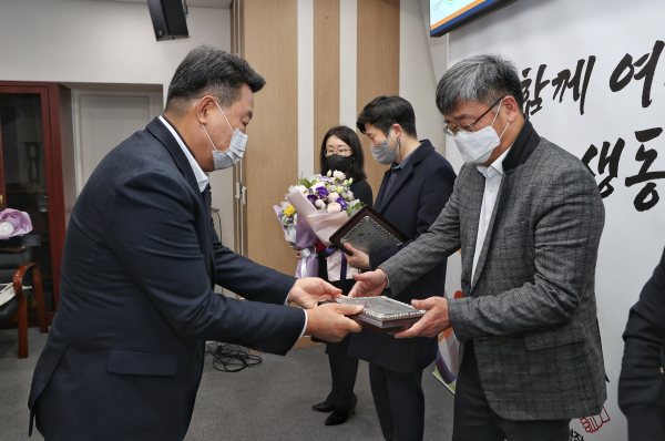 충남연구원 당진시 협력단 (홍원표박사 감사패 수령)