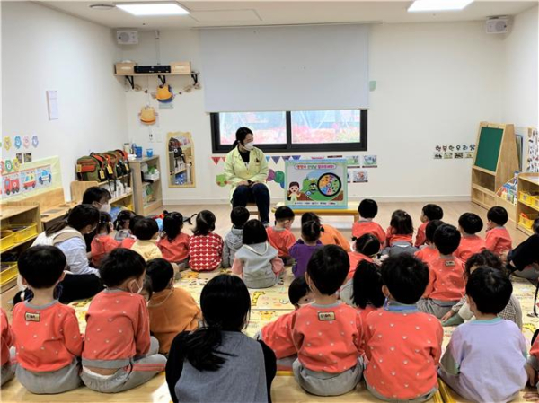 서구어린이급식관리센터가 서구 지역 어린이집 아동들을 대상으로 ‘식품구성자전거 타고 건강나라로!’라는 주제의 교육 진행