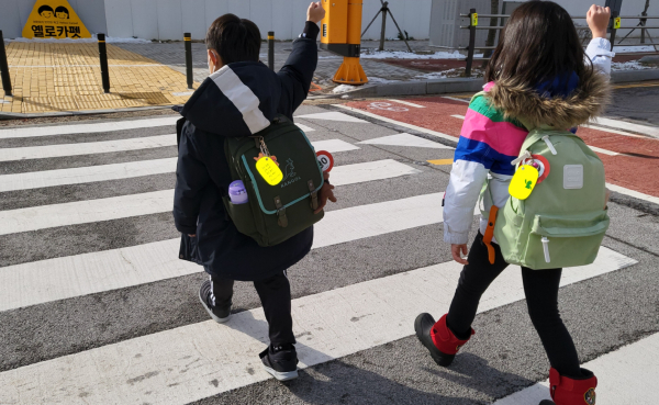 옐로카드를 패용하고 보행하고 있는 학생들
