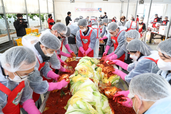 공사 직원들이 20일 나주시 미래팜에서 지역 복지시설에 전달할 김치를 담그고 있다