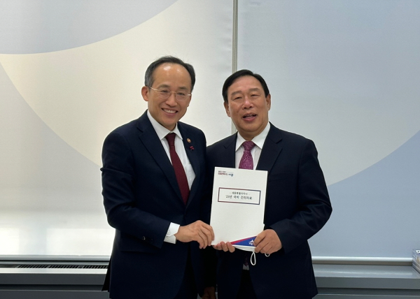 추경호 경제부총리와 최민호 세종시장(우)<br>