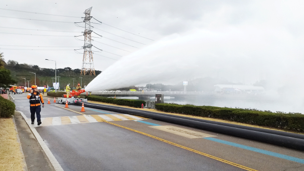 지난 11월 3일 당진화력발전소에서 열린 대용량포 방사시스템 시연 모습