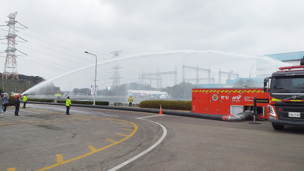 지난 11월 3일 당진화력발전소에서 열린 대용량포 방사시스템 시연 모습