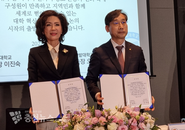 (왼쪽부터) 충남대 이진숙 총장과 한밭대 오용준 총장이 공동 선언문에 서명 후 기념촬영하고 있다.