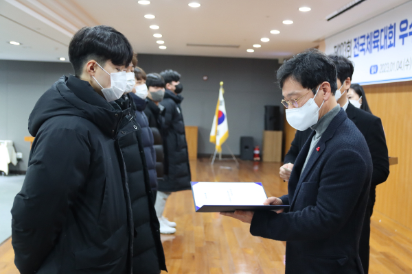 이승찬 계룡장학재단 이사장이 제103회 전국체육대회에서 우수 입상한 대전시 고등,대학생 선수들에게 장학금을 시상하고 있다.