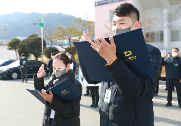 대전교통공사 교통약자이동지원센터 전은재 선임운전원과 지성미 사무원이 안전·    친절 결의선언 선서를 하고 있다.