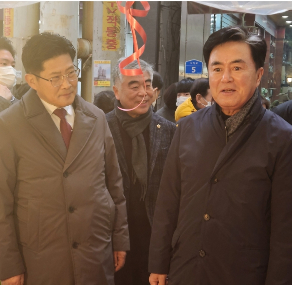 (왼쪽부터)정도희 천안시의장, 유성재 충남도의원, 김태흠 지사가 장을 보고 있다/사진 박동혁 기자