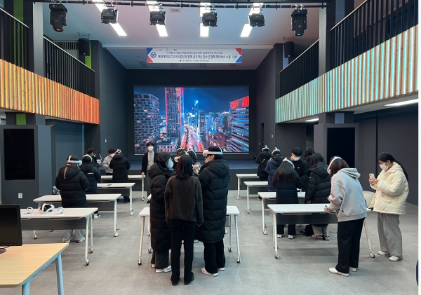 지난 19일 청주일신여자고등학교 학생들이 배재대 백산관에 위치한 X-Space에서 VR체험활동을 펼쳤다