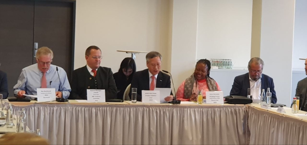 한국조폐공사 반장식 사장(가운데)이 국제주화책임자네트워크(IMDN)의              의장으로서 수석대표회의를 주관하고 있다.