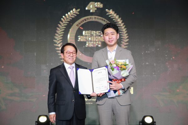 박형덕 한국서부발전 사장(왼쪽)과 송민표 코액터스 대표가 기념촬영에 응하는 모습