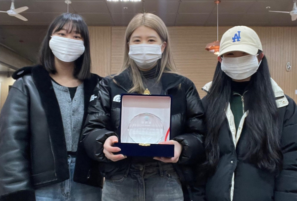 목원대 마케팅빅데이터학과 3학년 학생팀이 공모전 시상식 기념촬영. 왼쪽부터 변가윤·오은채·김민진씨.