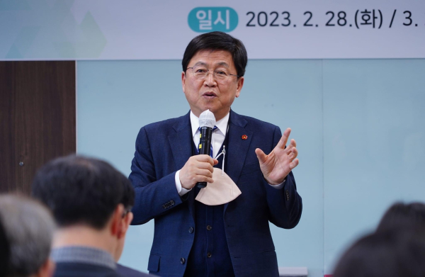 청사 4층 대회의실에서 세종시법 개정 정책연구 전문가 협의회에서 최교진 교육감 인사말 모습